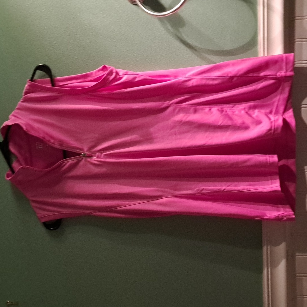 Sleeveless golf shirt